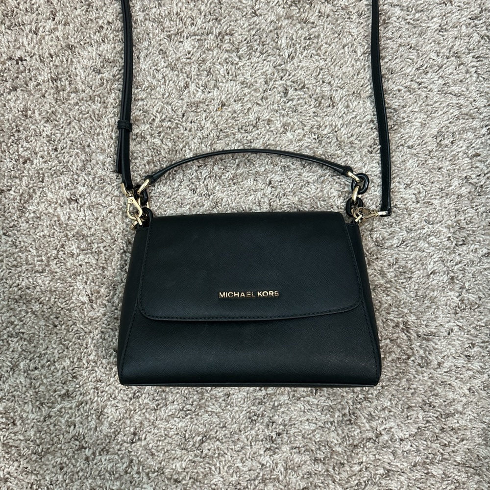 Michael Kors crossbody purse
Black